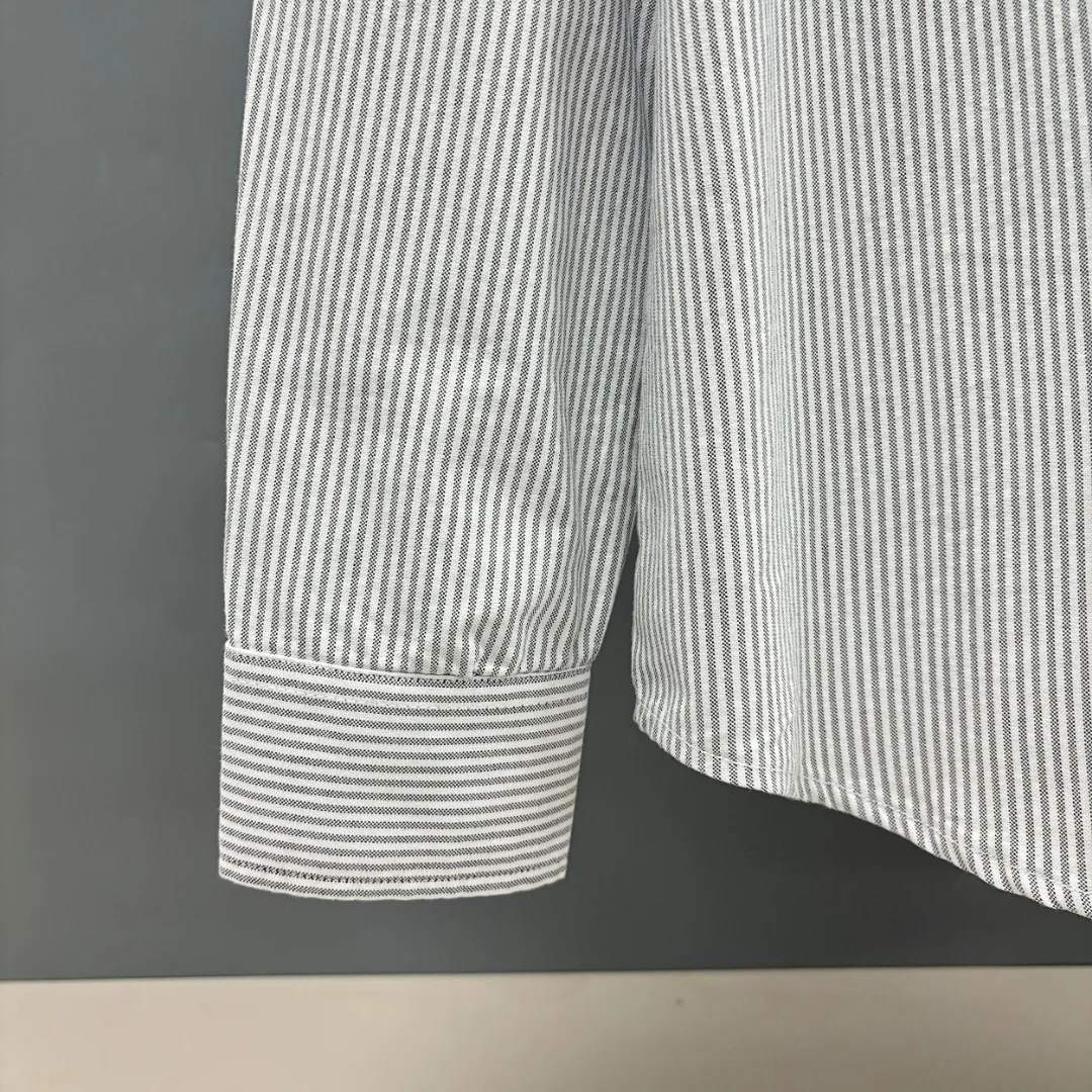 🅿️250 Ralph Lauren/Ralph Lauren imitation striped embroidered shirt. It is made of 100% cotton Oxford fabric. The 100% cotton material makes it very breathable. It is comfortable to wear and not easy to sweat. It has a loose fit and a three-dimensional upper body. The lines are smooth and natural. From the shoulder line to the waistline to the hem, the line transition is smooth. There are no unnecessary folds or accumulation. The whole body is neat and stretched. The chest is embellished with the iconic pony embroidery. It is simple but highly recognizable. The color transition of the embroidery thread is natural. The stitches are even and the spacing is uniform and the stitches can be connected naturally. The lines are smooth and not stiff. Color: White Size: S M L XL
